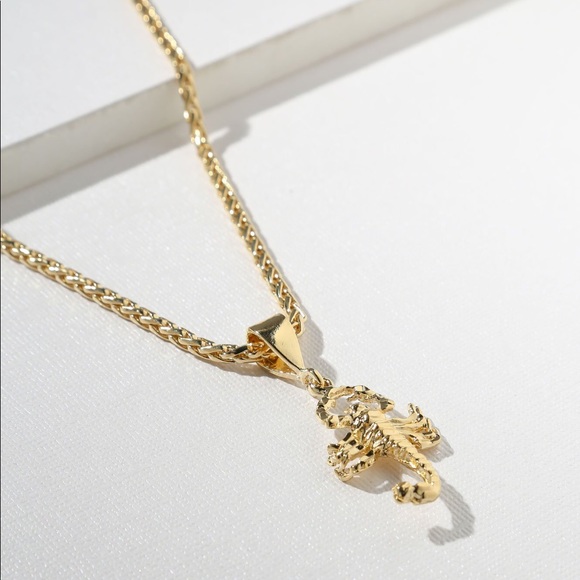 New Vanessa Mooney wyclef scorpion necklace gold - Picture 2 of 4